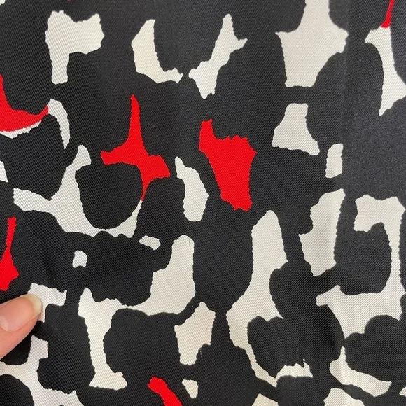 Per se black red and white patterned cinched tie neckline silk blouse | 16 - Picture 6 of 13